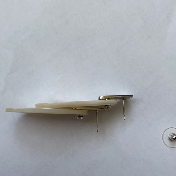 Kendra Scott Aragon silver drop earrings in ivory - Picture 5 of 9